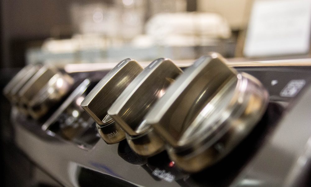 Jak postąpić, kiedy sprzęt AGD odmawiają posłuszeństwa – lodówka nie chłodzi, pralka cieknie?