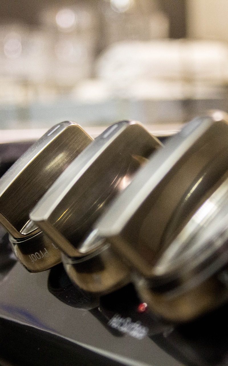 Jak postąpić, kiedy sprzęt AGD odmawiają posłuszeństwa – lodówka nie chłodzi, pralka cieknie?